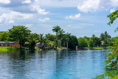 Miami Lakes, FL, ABD - 7 Temmuz 2025 Miami Lakes Florida 'daki göl kıyısındaki evler