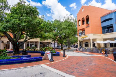 Miami Gölleri, FL, ABD - 7 Temmuz 2025: Miami Gölleri 'ndeki ana caddedeki mağazalar