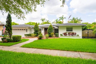 Miami Lakes, FL, ABD - 7 Temmuz 2025 Miami Lakes Florida 'daki orta sınıf yerleşim evleri