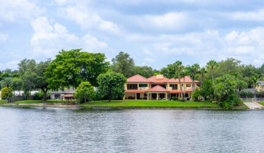 Miami Lakes, FL, ABD - 7 Temmuz 2025 Miami Lakes Florida 'daki lüks liman evleri