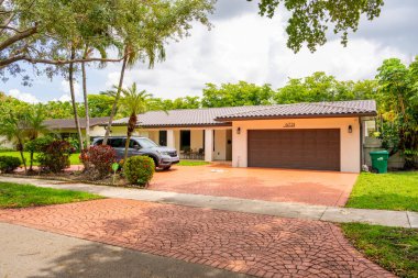 Miami Lakes, FL, ABD - 7 Temmuz 2025 Miami Lakes Florida 'daki orta sınıf yerleşim evleri