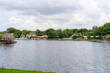 Miami Lakes, FL, ABD - 7 Temmuz 2025 Miami Lakes Florida 'daki lüks liman evleri