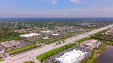 Wellington, FL, ABD - 9 Temmuz 2025: Wellington Florida 'daki Isla Verde' deki The Shoppes adlı hava klibi ABD 7.