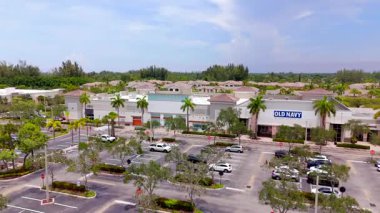 Wellington, FL, ABD - 9 Temmuz 2025: The Shoppes at Isla Verde Wellington Florida