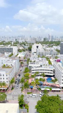 Miami Plajı, FL, ABD - 12 Temmuz 2025: 6k Miami Plajı Ocean Drive dikey klibi