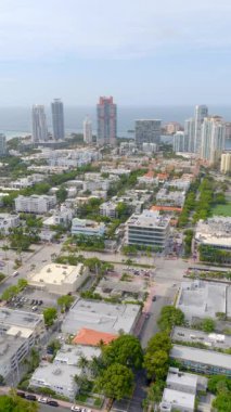 5. Cadde 'nin güneyinde Miami Plajı 6K dikey.