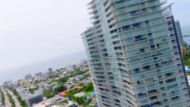 360 rulo Miami Sahili yüksek binalar 6K 'da çekilmiştir.