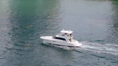 Miami Beach, FL, ABD - 12 Temmuz 2025 Miami 'de yat. 4k hava aracı videosu