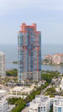 Miami Beach, FL, ABD - 12 Temmuz 2025: Portofino Miami Plajı. 4k dikey telefoto videosu