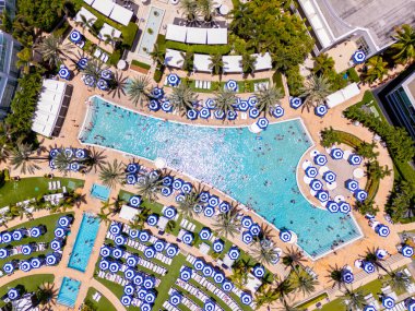 Miami Beach, FL, ABD - 19 Temmuz 2025: Miami Beach Fontainebleau Oteli Yazın kalabalık yüzme havuzu