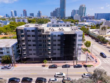 Miami Beach, FL, ABD - 19 Temmuz 2025: Güney Florida apartman krizi. Tamir edilen eski bir apartmanın havadan görüntüsü