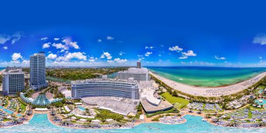 Miami, FL, ABD - 24 Mayıs 2025: Aerial 360 eşdikdörtgen VR fotoğraf Fontainebleau Hotel yüzme havuzu ve Miami Beach