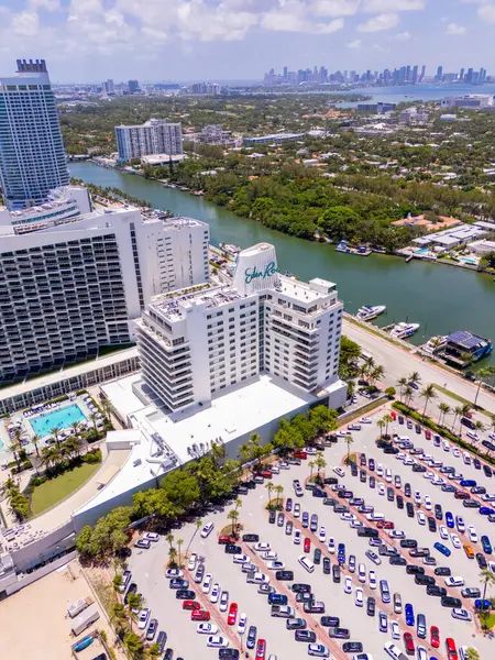 Miami Beach, FL, ABD - 19 Temmuz 2025 Eden Roc Mimi Plajı. Indian Creek 'in karşısındaki Collins Caddesi' ndeki otelin hava görüntüsü.