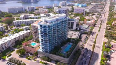Sunny Isles Beach, FL, ABD - 20 Temmuz 2025 Hava Videosu Aurora Sunny Isles lüks konutları
