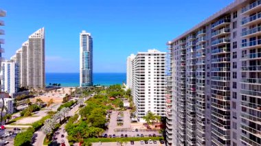 Sunny Isles Sahili Florida 'daki gökdelenler arası uçuş.