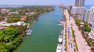 Miami Beach, FL, ABD - 20 Temmuz 2025 Eden Roc Hotel Miami Beach. Hava aracı stok videosu