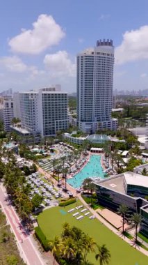 Miami Beach, FL, ABD - 20 Temmuz 2025: Fontainebleau Hotel Miami Beach dikey stok videosu