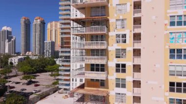 Daire balkonu beton restorasyonu Miami apartmanı krizi 2025