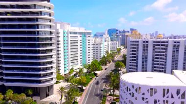 Miami Beach, FL, ABD - 20 Temmuz 2025 Faena Bölgesi Miami Plajı. Collins Bulvarı 'ndaki apartman dairesinin havadan görüntüsü