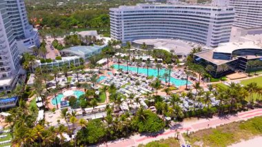 Miami Beach, FL, ABD - 20 Temmuz 2025: Fontainebleau Hotel Miami Beach. Sahilden hava manzarası. Havuz ve sahil manzarası