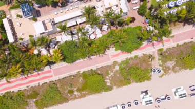 Miami Beach, FL, ABD - 20 Temmuz 2025: Fontainebleau Oteli. Havadan kumdan yüzme havuzuna