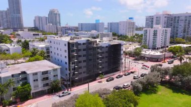 Miami Beach, FL, ABD - 20 Temmuz 2025: Champlain Towers 'ın Surfside' daki çöküşü ve ardından daha sıkı denetimler ve daha yüksek rezerv fonları gerektiren mevzuat ile desteklenen Miami Beach apartman krizi