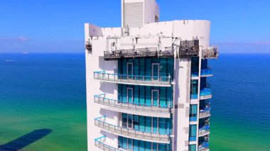 Sunny Isles Beach, FL, ABD - 20 Temmuz 2025 Champlain Kuleleri 'nin yıkılmasından sonra sıkı yasal kurallar nedeniyle Miami apartman dairesi restorasyonu