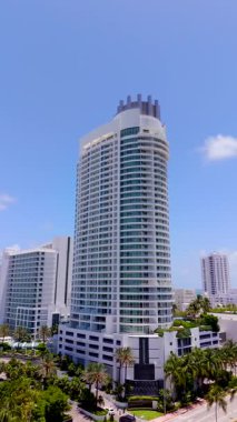 Miami Beach, FL, ABD - 19 Temmuz 2025: Dikey hava makarası Fontainebleau Hotel Miami Beach