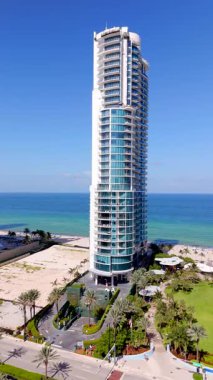 Sunny Isles Beach, FL, ABD - 19 Temmuz 2025: Dikey hava videosu Chateau Beach Residences Sunny Isles Beach
