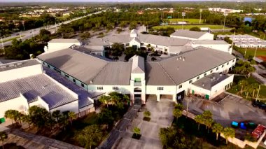 West Palm Beach, FL, ABD - 25 Temmuz 2025: Hava çekilmesi Royal Palm Beach Community High School 'u ortaya çıkardı