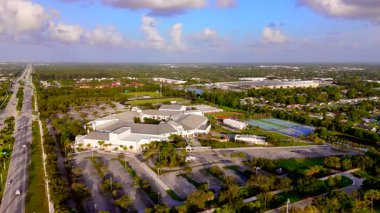 West Palm Beach, FL, ABD - 25 Temmuz 2025: Royal Palm Beach Community High School stok videosu