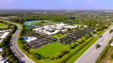 West Palm Beach, FL, ABD - 25 Temmuz 2025 Kings Academy. Batı Palm Beach Florida. Hava aracı stok videosu