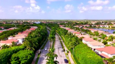 Wellington, FL, ABD - 25 Temmuz 2025: Olympia mahallesi Wellington Florida lüks evleri