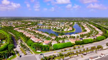 Wellington, FL, ABD - 25 Temmuz 2025: Lüks komşular Olympia Wellington Florida