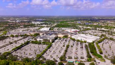 Wellington, FL, ABD - 25 Temmuz 2025: Alışveriş merkezi turu Wellington Florida hava klibi