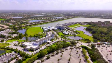 Wellington, FL, ABD - 25 Temmuz 2025: Wellington Körfezi emekliler topluluğu