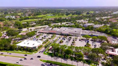 Wellington, FL, ABD - 25 Temmuz 2025: Wellington 'daki Town Square' de Hava Video Yayınları Super Market