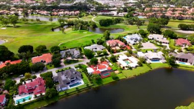 Wellington Florida 'da lüks evler. Hava aracı görüntüleri.