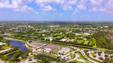 Hava İHA görüntüleri Equestrian parkları Wellington Florida ABD