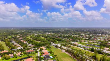 Wellington Florida Mahallesi üzerinde mavi gökyüzü 4k