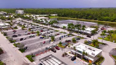 Wellington, FL, ABD - 25 Temmuz 2025: Loxahatchee Groves Commons 'daki Publix Supermarket. Hava görüntüsü 4k 2025