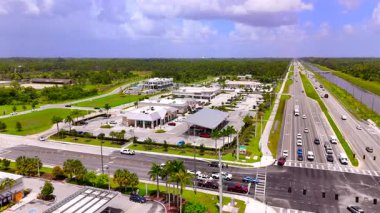 Wellington, FL, ABD - 25 Temmuz 2025: Wawa benzin istasyonu ve Aldi Alman çok uluslu indirimli süpermarket zinciri Loxahatchee Groves Florida