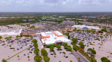 Wellington, FL, ABD - 25 Temmuz 2025: Wellington Green Hava Alış veriş Merkezi