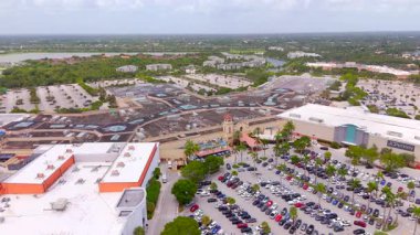 Wellington, FL, ABD - 25 Temmuz 2025: Wellington Green 2025 'teki Hava İHA videosu