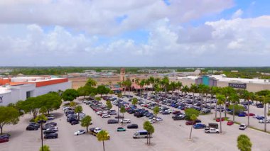 Wellington, FL, ABD - 25 Temmuz 2025: Wellington Green 2025 Alışveriş Merkezi. Havadaki yükseliş stok görüntülerini ortaya çıkardı