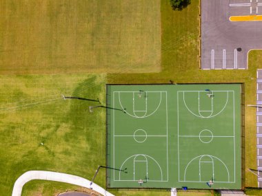 Basketbol sahalarının hemen üstünde.