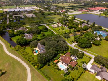 Wellington Florida 'daki lüks malikaneler hava aracı ile vuruldu.