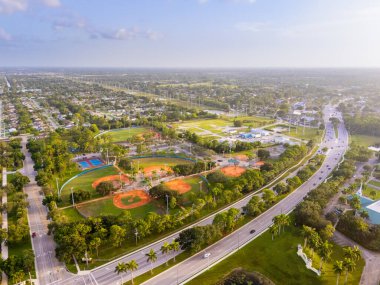 Royal Palm Beach, FL, ABD - 24 Temmuz 2025: Kraliyet Palm Beach Lisesi ve spor mahkemeleri