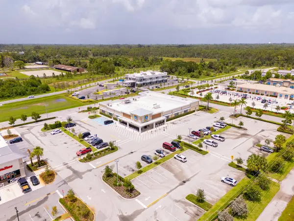 Loxahatchee Groves, FL, ABD - 24 Temmuz 2025: Loxahatchee Groves Florida 'daki Aldi Supermarket