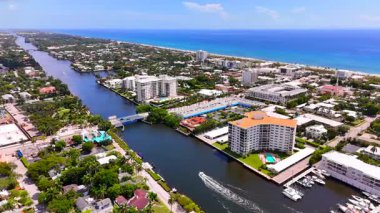 Atlantik Bulvarı asma köprüsü Delray Sahili Florida. Hava aracı stok videosu